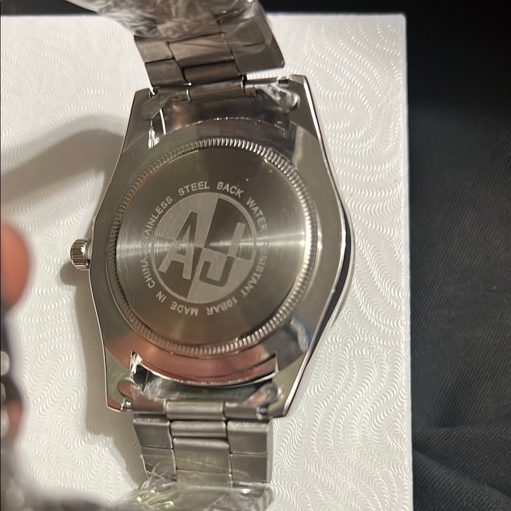 Silver and Black quartz Luxury Watch with Date Display - Picture 3 of 3